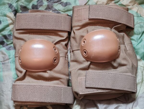 Original US Army Ellbogenschoner / Elbow Pads in coyote – Bild 2