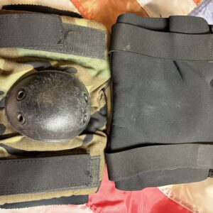 Alternative view of Original US Army Ellbogenschoner / Elbow Pads in woodland